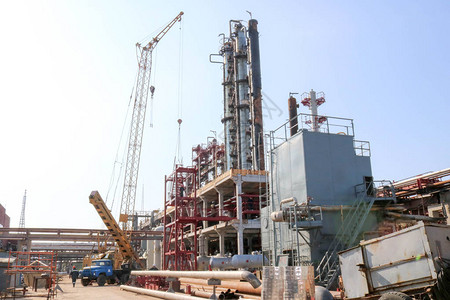 建造炼油厂安装精馏塔热交换器管道炼油厂起重机石化图片