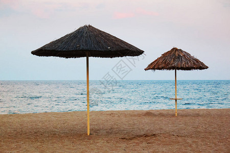 海边的稻草伞阳光明媚的夏日海边休息图片