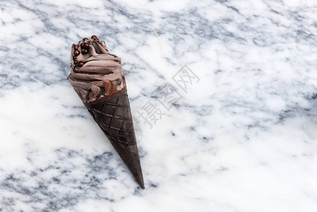 双巧克力双巧克力冰淇淋在大理石背景上图片