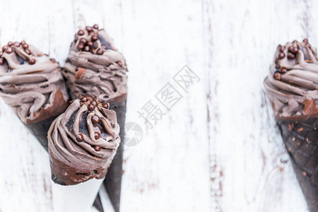 双巧克力双巧克力冰淇淋和木形背图片