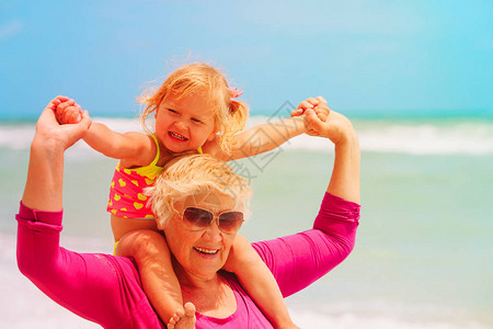 快乐的祖母和可爱的小女图片