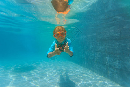 快乐的小男孩在水下游图片