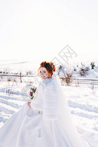 冬日享受喜酒的新娘肖像在冬天节背景图片