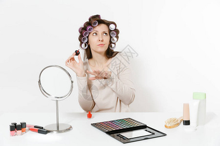 有趣的女人用卷发器画指甲图片