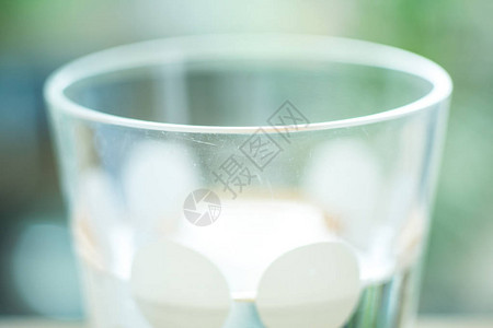 杯水圆点特写图片