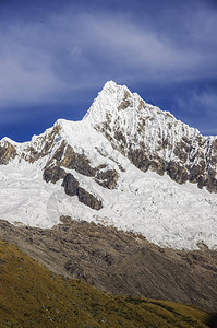 阿尔帕马约山冰川是秘鲁安第斯山脉最高山峰之一图片