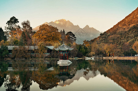 云南丽江的黑龙池背景图片