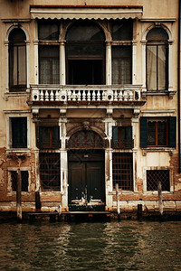 威尼斯运河风景与历史背景图片