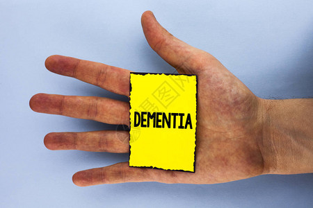 手写文字Dementia概念的意思是长期记忆丧失征兆和症状让我提前退休写黄黏笔记纸图片