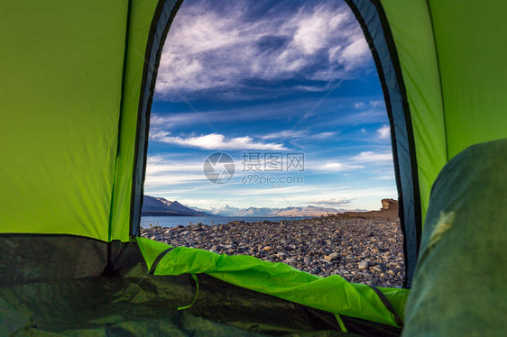 俯瞰普卡基冰川湖的绿色帐篷图片