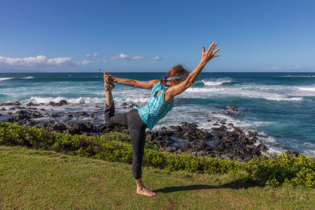在毛伊夏威夷风景海岸做瑜伽图片