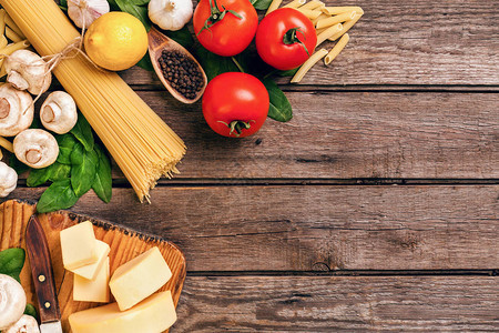 意大利食品烹饪番茄罗勒意大利面橄榄油和奶酪在木质背景顶视图复制空间图片