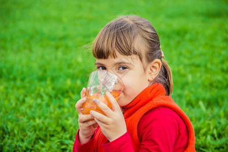 孩子在野餐上吃果汁和水果图片