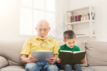 高级老人在家使用数字平板电脑图片