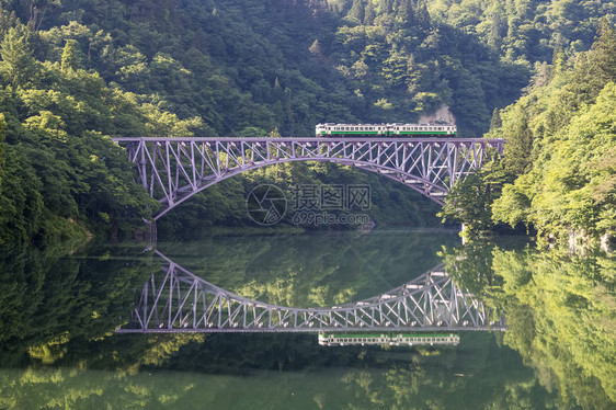 福岛县夏季只见铁路线景观图片