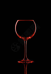 黑色背景上葡萄酒玻璃图片