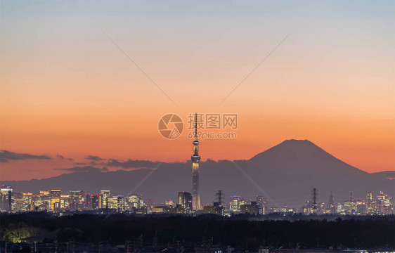 东京天树市中心建筑和冬季藤山的图片