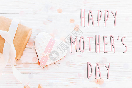 快乐的母亲一天的短信粉红饼干心脏和礼品盒在白图片