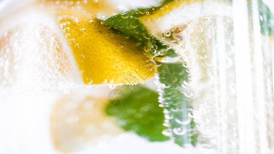 冷鲜柠檬水杯中气泡的特写照片背景图片