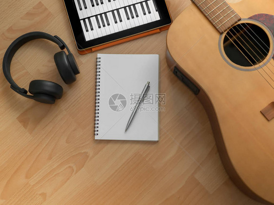 音乐创作工具耳语吉他笔记本电子平板和纸在木制背景图片