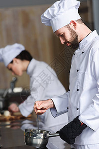 男厨师由女同事在图片