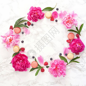 粉色和白色的面纱浆果马卡龙叶子和花图片