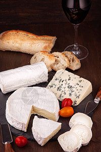 各种法国奶酪和玻璃红图片
