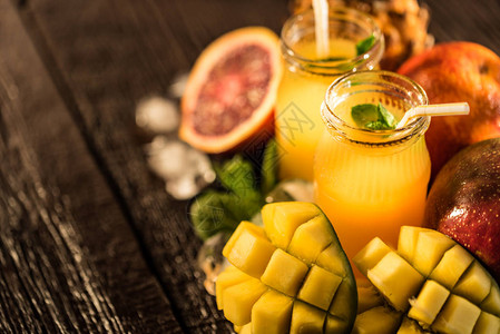 含有各种冷压原始热带果汁或冰冻果汁的罐子菠萝芒果和橙色混合剂新品和夏季饮料图片