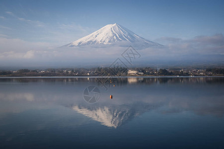 富士山和河口湖在清早图片