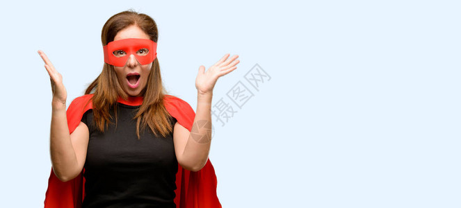 穿着红面罩斗篷快乐和惊讶的中年超级英雄女英雄超大英雄女欢呼表达与世背景图片