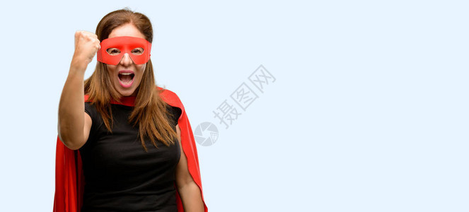 戴着红色面具和斗篷的中年超级英雄女恼怒和愤怒地表达负面情绪图片