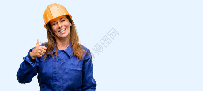 工程师建筑工人妇女微笑着向摄影机展示举起手势的拇指图片