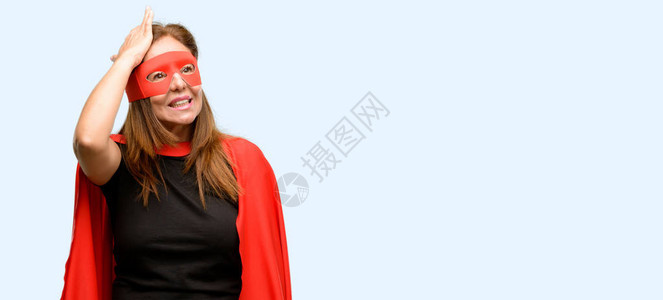 戴着红色面具和斗篷的中年超级英雄女害怕和紧张地表达焦虑和恐慌的姿态图片