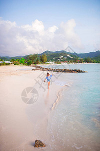 年轻美女在热带海滨玩得开心图片
