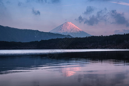 春季富士山和西湖图片