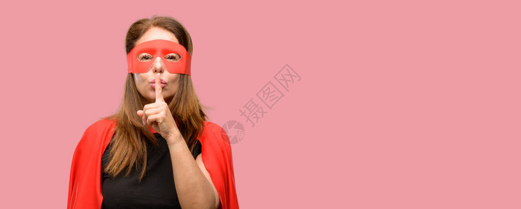 中年超级女英雄戴红色面罩和披风背景图片