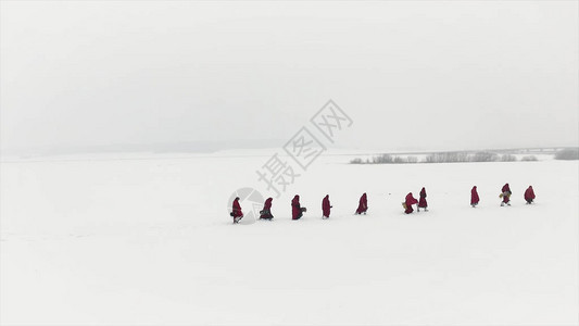 一群人在针叶林或白雪覆盖的森林中旅行录像一群人在山上冬季徒步旅行图片