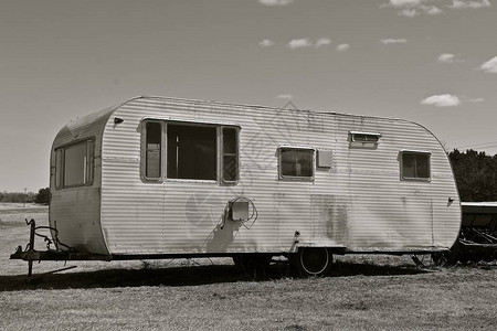 一辆破旧的拉式露营车被孤立和遗忘了图片