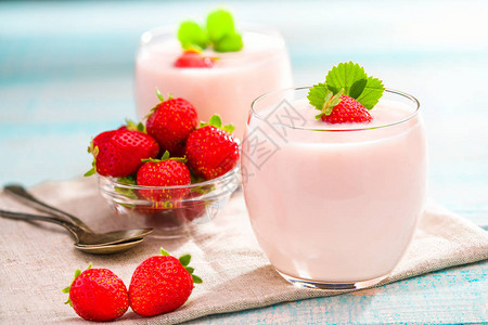 鲜草莓和粉红色酸奶的浆图片