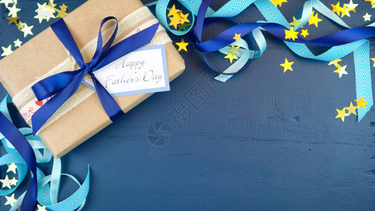 父亲节快乐上面的边界礼物和贺卡都装在深蓝图片