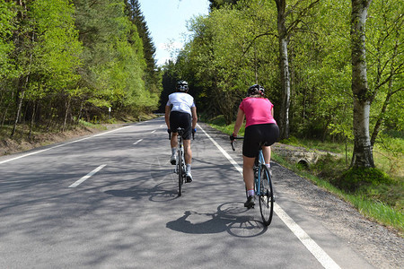 春天骑自行车穿过林荫大道图片
