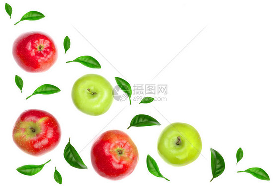 红色和绿色的苹果装饰着绿色的叶子图片
