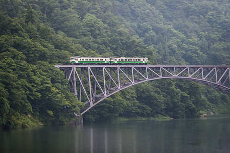 福岛县夏季的只见铁路线和只见川图片