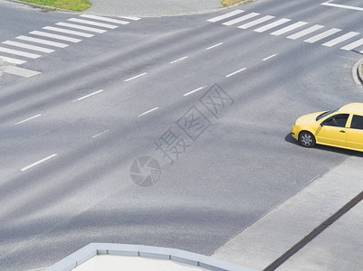 白天有黄色汽车的城市道路交叉口图片