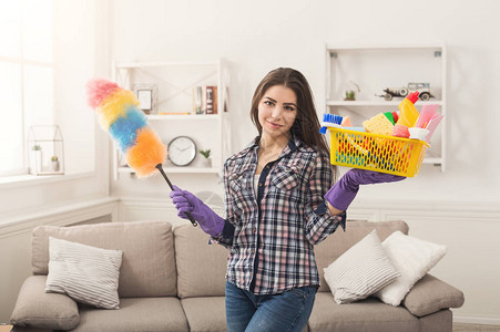 有清洁设备准打扫房子的年轻女人专业保洁服务理图片