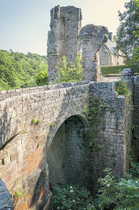高强度坚固的城堡废墟位于一个戏剧预兆上俯图片