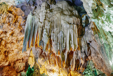 在越南哈隆湾的杭成索山洞穴世界遗图片