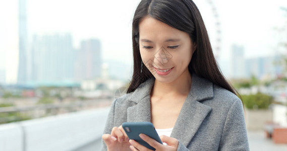 女商人在手机上发送短信图片