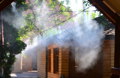 在炎热的夏日清晨露户外街上蒸汽使空气干燥背景图片