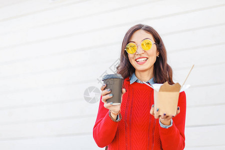 在城市街道上用咖啡杯和面条纸盒紧贴着年图片